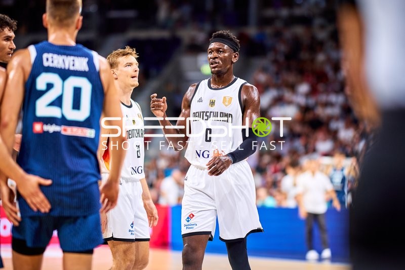 Isaac Bonga (0; Deutschland) und Justus Hollatz (21; Deutschland) im Zweikampf