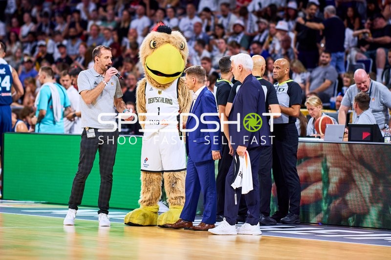 Offizielle und Maskottchen auf Court