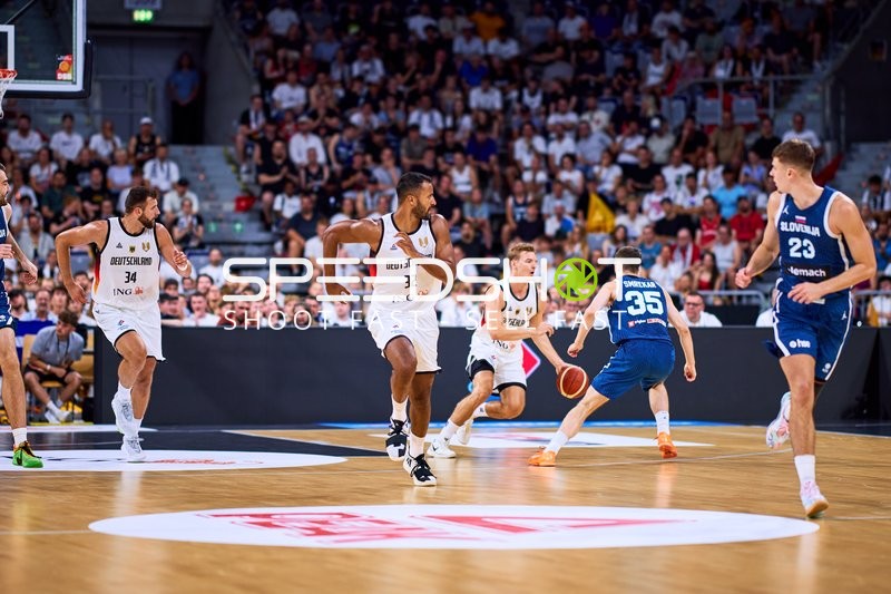 Johannes Thiemann (32; Deutschland) dribbelt auf den Korb