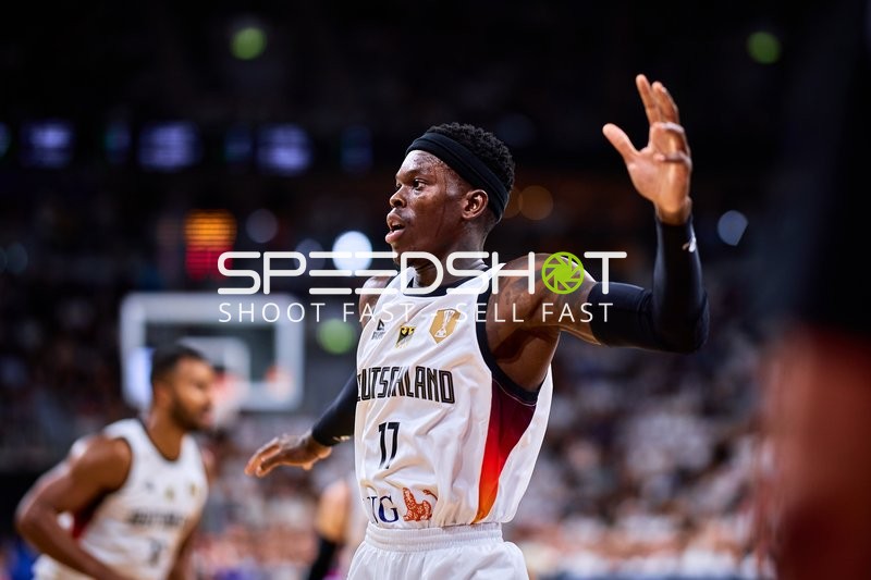 Dennis Schröder (17; Deutschland) auf dem Court