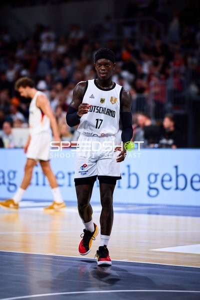 Dennis Schröder (17; Deutschland) auf dem Court