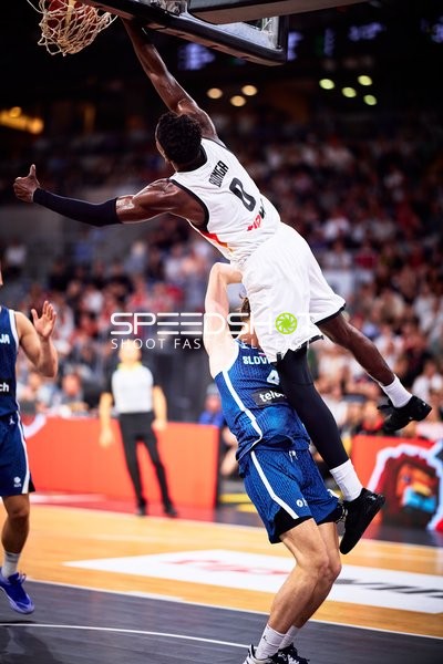 Isaac Bonga (0; Deutschland) im Dunk-Duell
