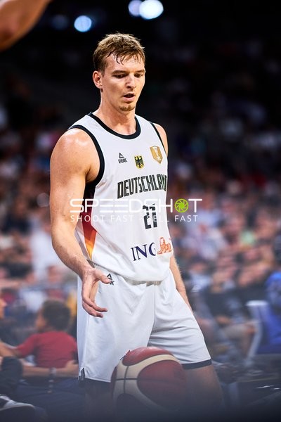 Justus Hollatz (21; Deutschland) dribbelt auf Court