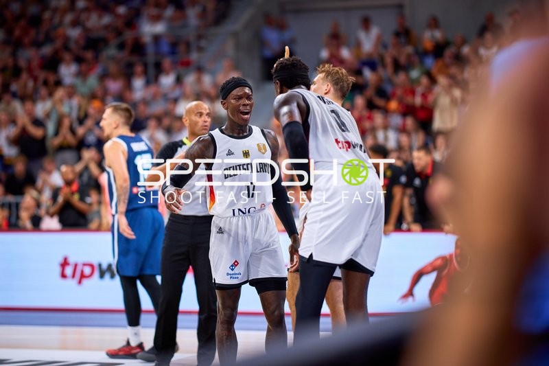 Dennis Schröder (17; Deutschland) jubelt auf Court