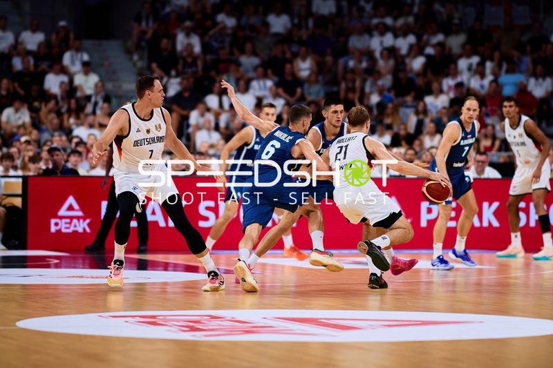 Justus Hollatz (21; Deutschland) im Zweikampf