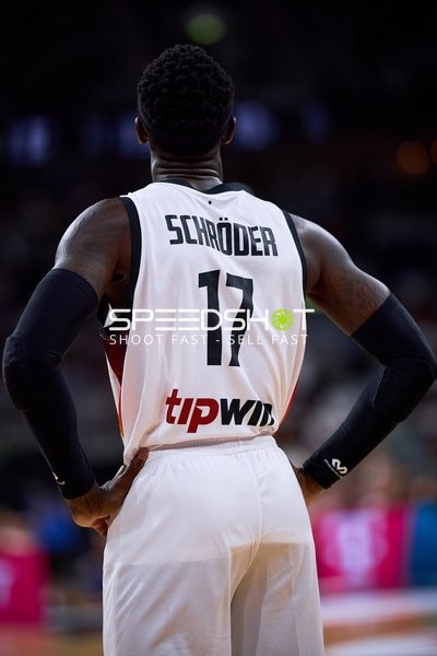 Dennis Schröder (17; Deutschland) auf dem Court