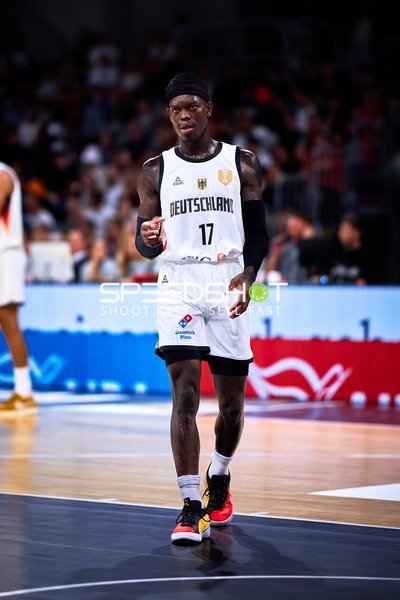 Dennis Schröder (17; Deutschland) auf dem Court