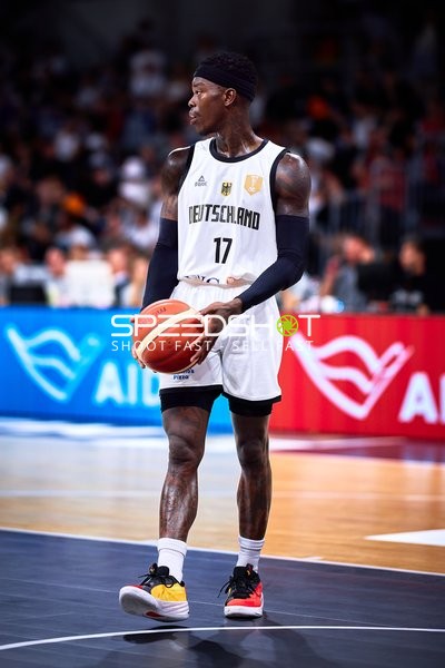 Dennis Schröder (17; Deutschland) auf dem Court