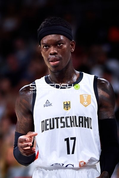 Dennis Schröder (17; Deutschland) auf dem Court