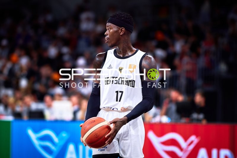 Dennis Schröder (17; Deutschland) mit Ball auf dem Court
