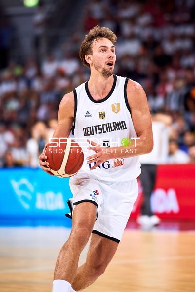Franz Wagner (9; Deutschland) dribbelt auf Court