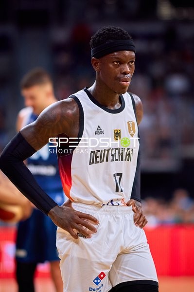 Dennis Schröder (17; Deutschland) auf dem Court