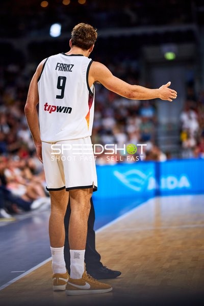 Franz Wagner (9; Deutschland) am Spielfeldrand