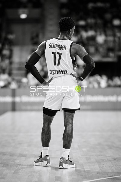 Dennis Schröder (17; Deutschland) auf dem Court