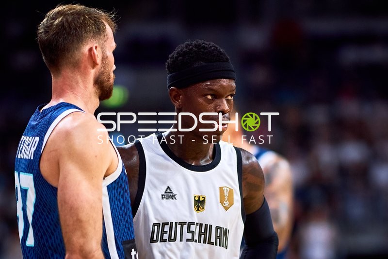 Dennis Schröder (17; Deutschland) im Zweikampf