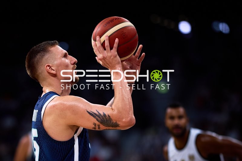 Gregor Hrovat (15; Slowenien) beim Wurfversuch