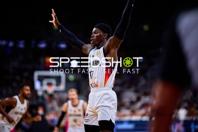 Spieler mit erhobenen Armen