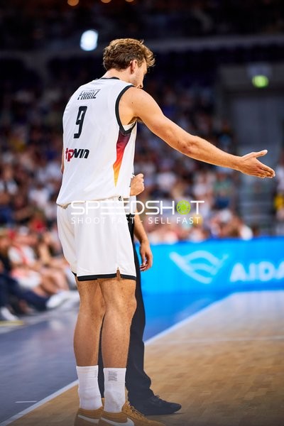 Franz Wagner (9; Deutschland) im Gespräch am Court