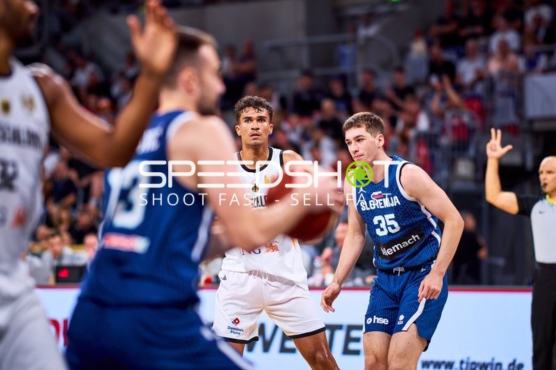 Direktes Duell um den Ball