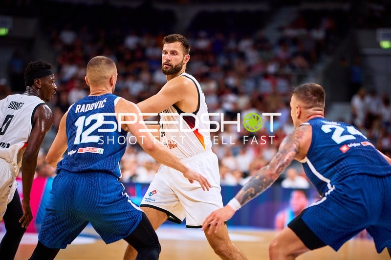 Leon Kratzer (34; Deutschland) im Zweikampf