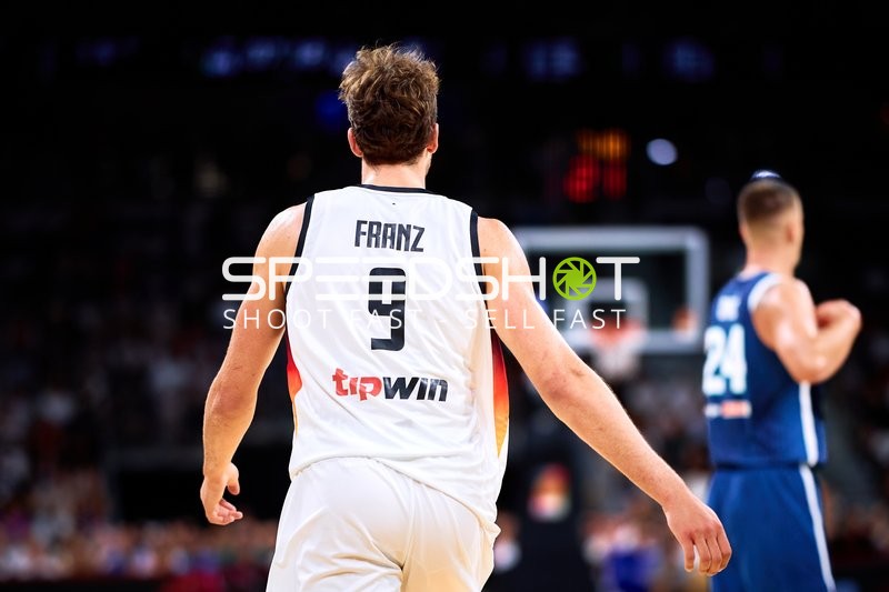 Franz Wagner (9; Deutschland) und Alen Omić (24; Slowenien) auf dem Court