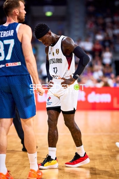 Dennis Schröder (17; Deutschland) und Leon Stergar (37; Slowenien) auf dem Court