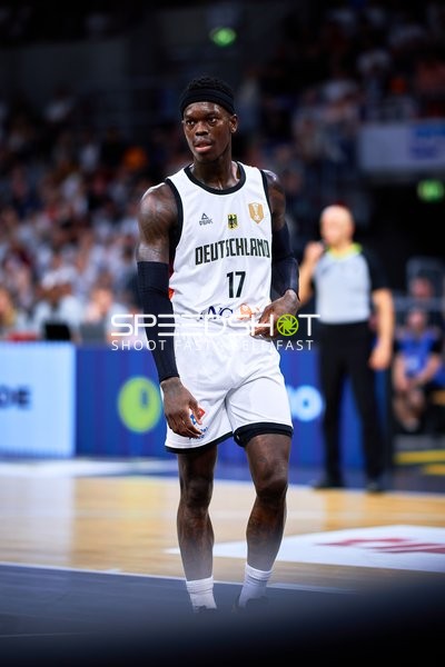 Dennis Schröder (17; Deutschland) auf dem Court