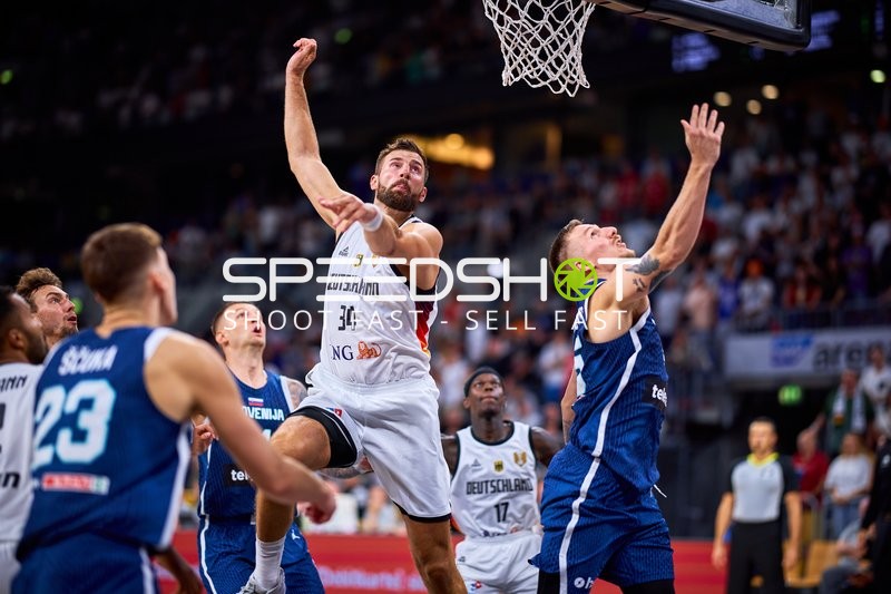 Leon Kratzer (34; Deutschland) gegen Alen Omić (24; Slowenien) am Korb