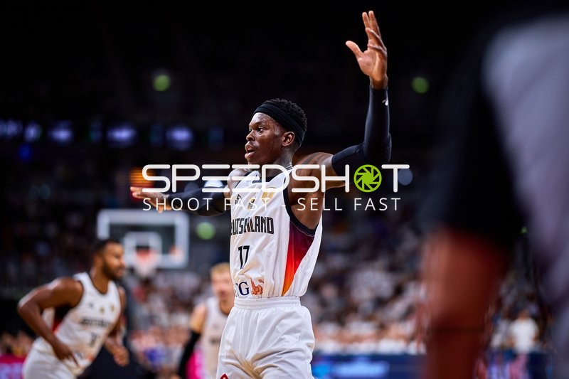 Dennis Schröder (17; Deutschland) verteidigt aktiv