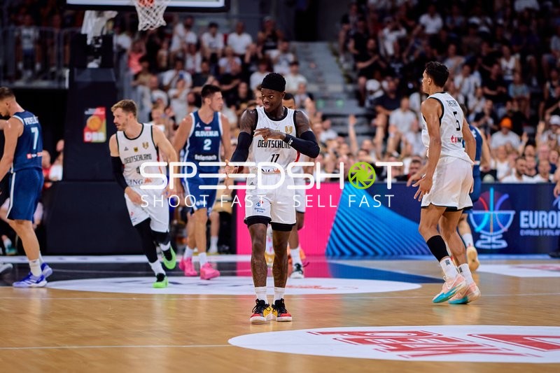 Dennis Schröder (17; Deutschland) mit Ball auf Court