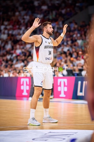 Leon Kratzer (34; Deutschland) verteidigt auf Court