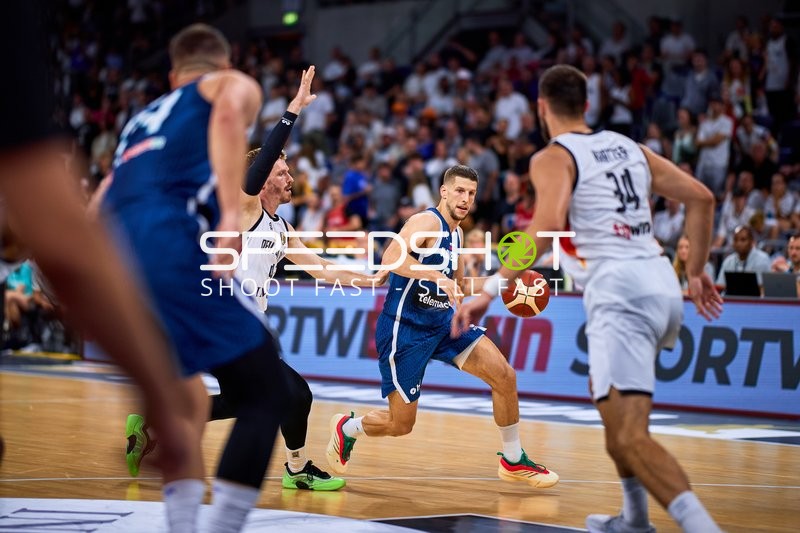 Aleksej Nikolić (6; Slowenien) im Zweikampf mit Leon Kratzer (34; Deutschland)