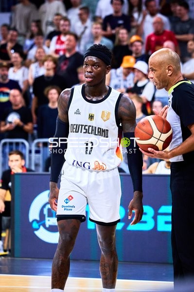 Dennis Schröder (17; Deutschland) auf dem Court