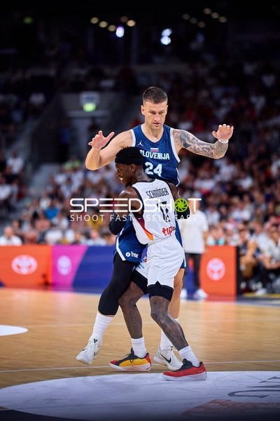 Zweikampf Dennis Schröder (17; Deutschland) vs Alen Omić (24; Slowenien)