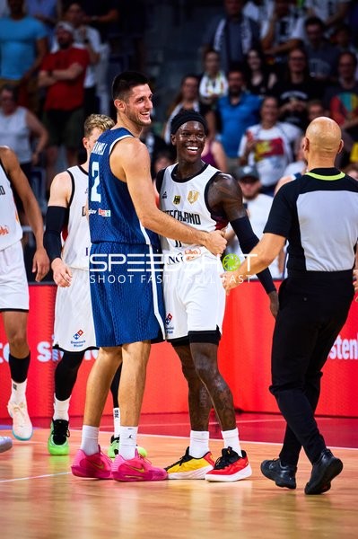 Dennis Schröder (17; Deutschland) und 2; Slowenien lachen