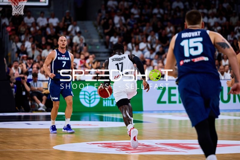 Dennis Schröder (17; Deutschland) im Zweikampf