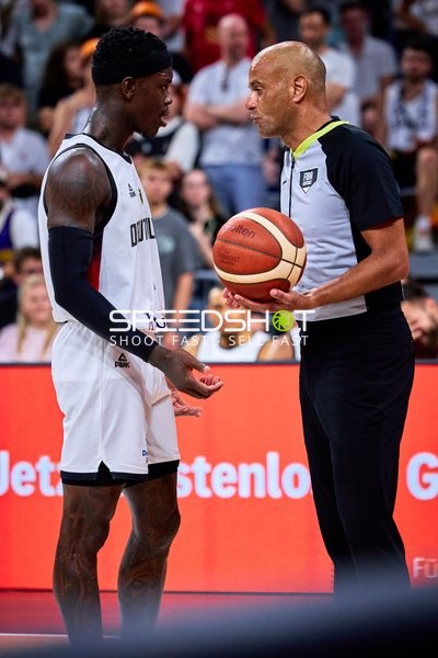 Schiedsrichter und Dennis Schröder (17; Deutschland) im Gespräch
