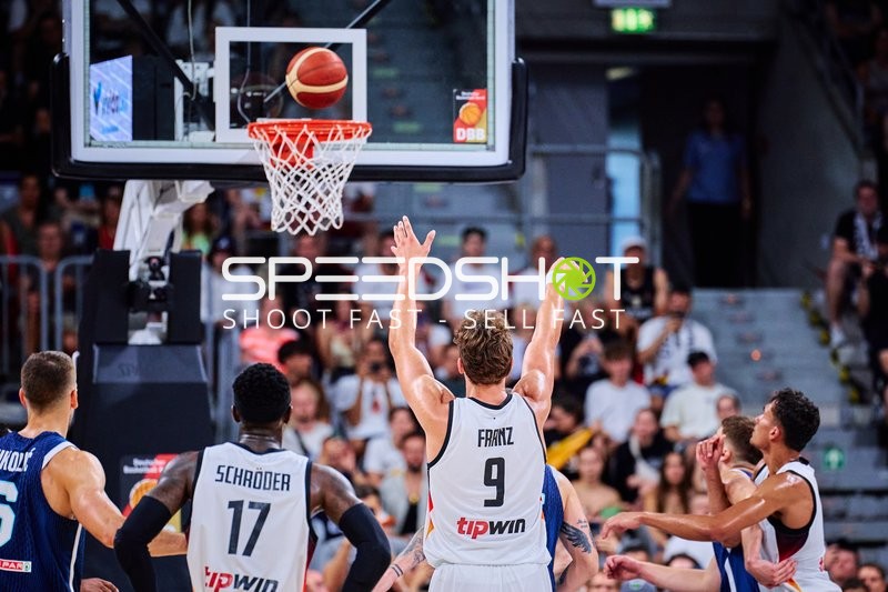 Franz Wagner (9; Deutschland) beim Freiwurf