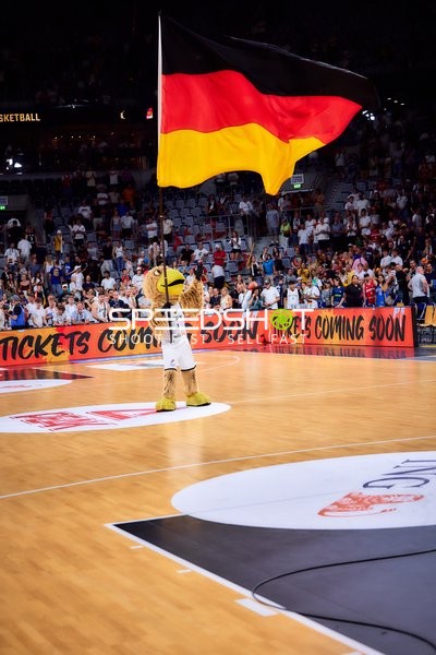 Maskottchen mit Flagge