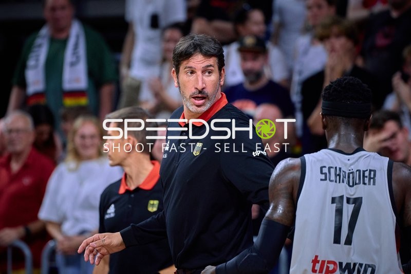 Trainer und Dennis Schröder (17; Deutschland) auf Court