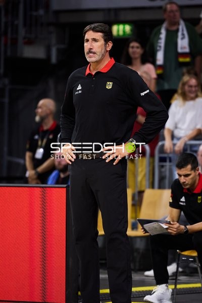 Álex Mumbrú (Trainer; Deutschland) an der Seitenlinie