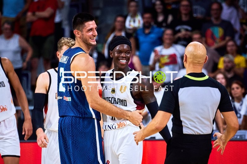 Dennis Schröder (17; Deutschland) und 2; Slowenien reagieren