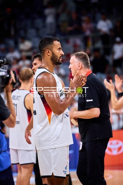 Spieler applaudieren auf Court