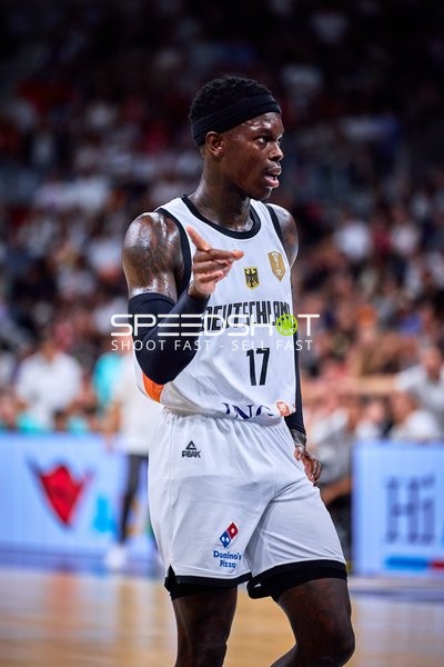 Dennis Schröder (17; Deutschland) steuert das Spiel