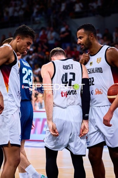 Mehrere Spieler auf dem Court