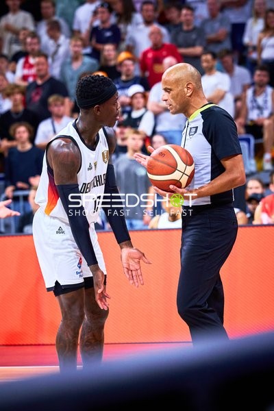 Schiedsrichter und Dennis Schröder (17; Deutschland) im Gespräch