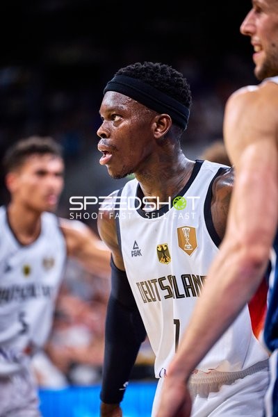 Dennis Schröder (17; Deutschland) auf dem Court