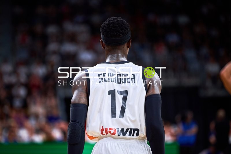 Dennis Schröder (17; Deutschland) auf dem Court