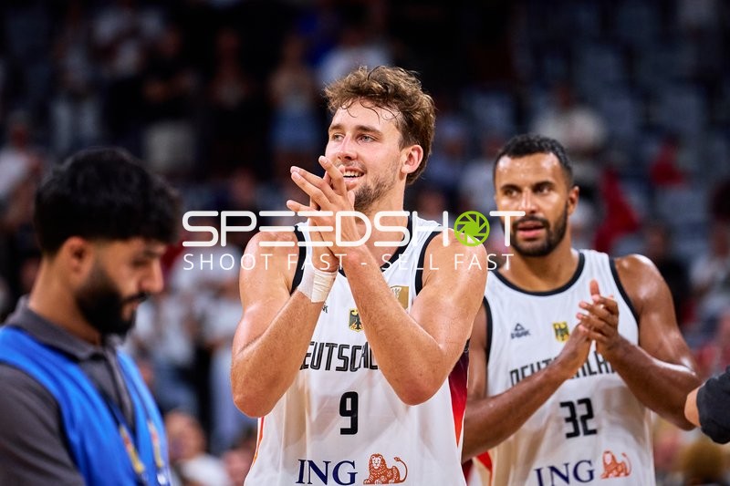 Franz Wagner (9; Deutschland) und Johannes Thiemann (32; Deutschland) applaudieren