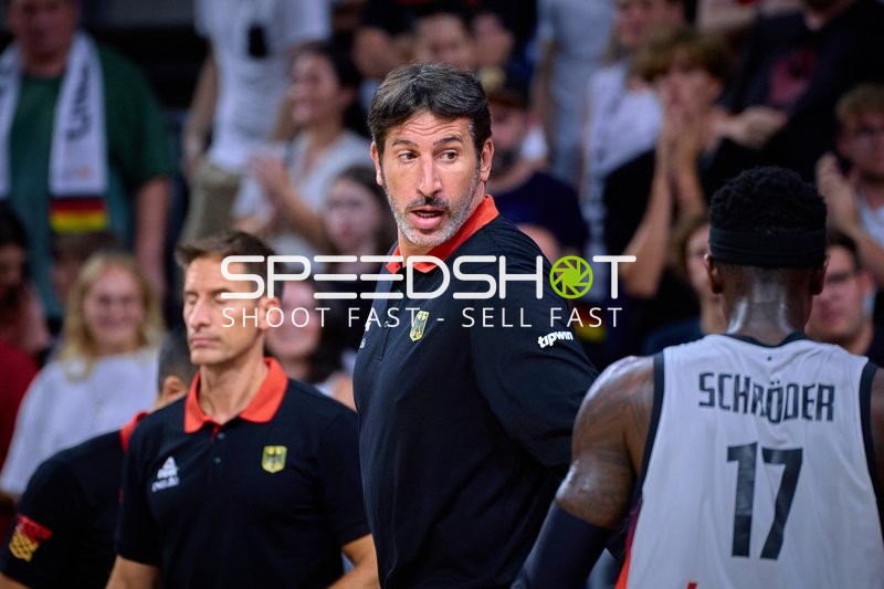 Álex Mumbrú (Trainer; Deutschland) und Dennis Schröder (17; Deutschland) auf Court